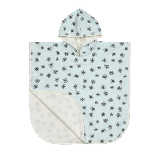 Der Kinder UV Badeponcho im Sunshine Sea Foam Design mit UV-Schutz 80 hält nach dem Planschen wunderbar warm. Die Mikrofaser-Außenseite vom Beach Poncho schützt vor Wind, seine Frottee-Innenseite nimmt Feuchtigkeit auf. Geeignet bis 3 Jahre.