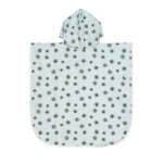 Der Kinder UV Badeponcho im Sunshine Sea Foam Design mit UV-Schutz 80 hält nach dem Planschen wunderbar warm. Die Mikrofaser-Außenseite vom Beach Poncho schützt vor Wind, seine Frottee-Innenseite nimmt Feuchtigkeit auf. Geeignet bis 3 Jahre.