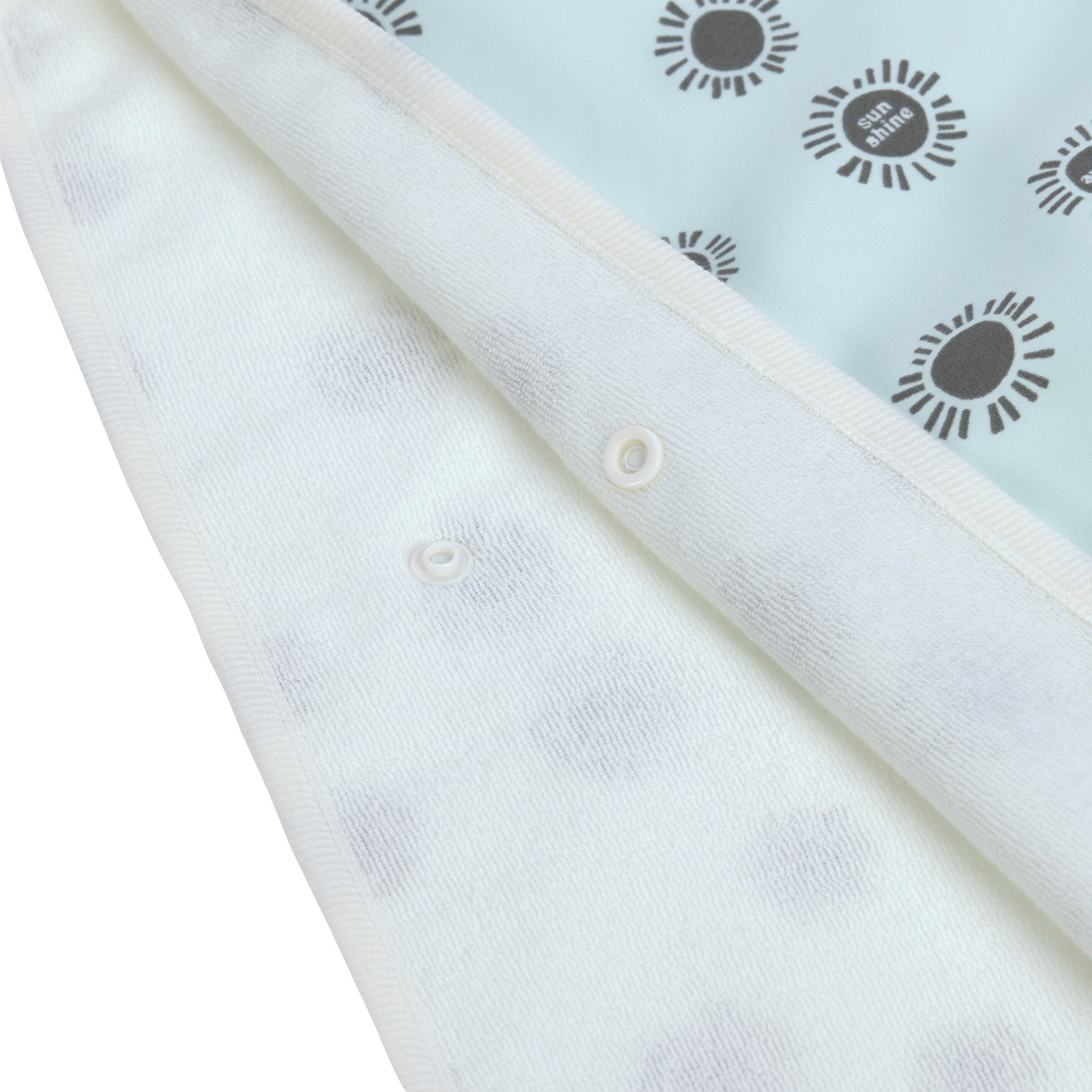 Der Kinder UV Badeponcho im Sunshine Sea Foam Design mit UV-Schutz 80 hält nach dem Planschen wunderbar warm. Die Mikrofaser-Außenseite vom Beach Poncho schützt vor Wind, seine Frottee-Innenseite nimmt Feuchtigkeit auf. Geeignet bis 3 Jahre.