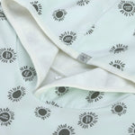 Der Kinder UV Badeponcho im Sunshine Sea Foam Design mit UV-Schutz 80 hält nach dem Planschen wunderbar warm. Die Mikrofaser-Außenseite vom Beach Poncho schützt vor Wind, seine Frottee-Innenseite nimmt Feuchtigkeit auf. Geeignet bis 3 Jahre.