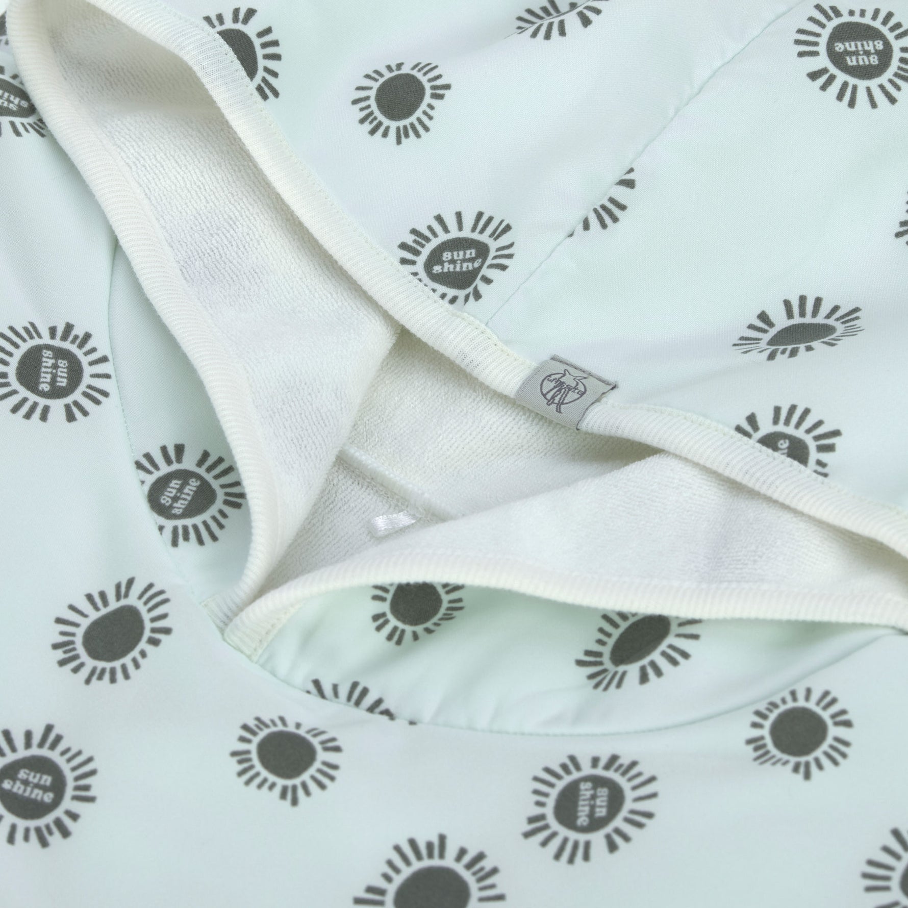 Der Kinder UV Badeponcho im Sunshine Sea Foam Design mit UV-Schutz 80 hält nach dem Planschen wunderbar warm. Die Mikrofaser-Außenseite vom Beach Poncho schützt vor Wind, seine Frottee-Innenseite nimmt Feuchtigkeit auf. Geeignet bis 3 Jahre.