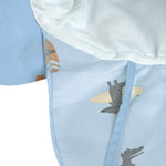 Der hellblaue Sonnenhut mit extra langem Nackenschutz und UV-Schutz 80 schützt den Kopf, Nacken und die Augen von Babys und Kleinkindern. Das niedliche Crocodile Design und das schnelltrocknende Obermaterial sorgen für unbeschwerte Sommertage.