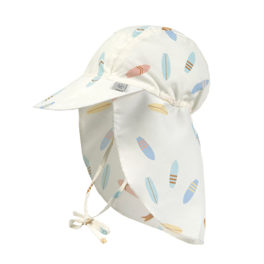 Der weiße Baby Sonnenhut mit extra langem Nackenschutz und UV-Schutz 80 schützt den Kopf, Nacken und die Augen von Babys und Kleinkindern. Das niedliche Surfboard Design und das schnelltrocknende Obermaterial sorgen für unbeschwerte Sommertage.