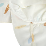 Der weiße Baby Sonnenhut mit extra langem Nackenschutz und UV-Schutz 80 schützt den Kopf, Nacken und die Augen von Babys und Kleinkindern. Das niedliche Surfboard Design und das schnelltrocknende Obermaterial sorgen für unbeschwerte Sommertage.