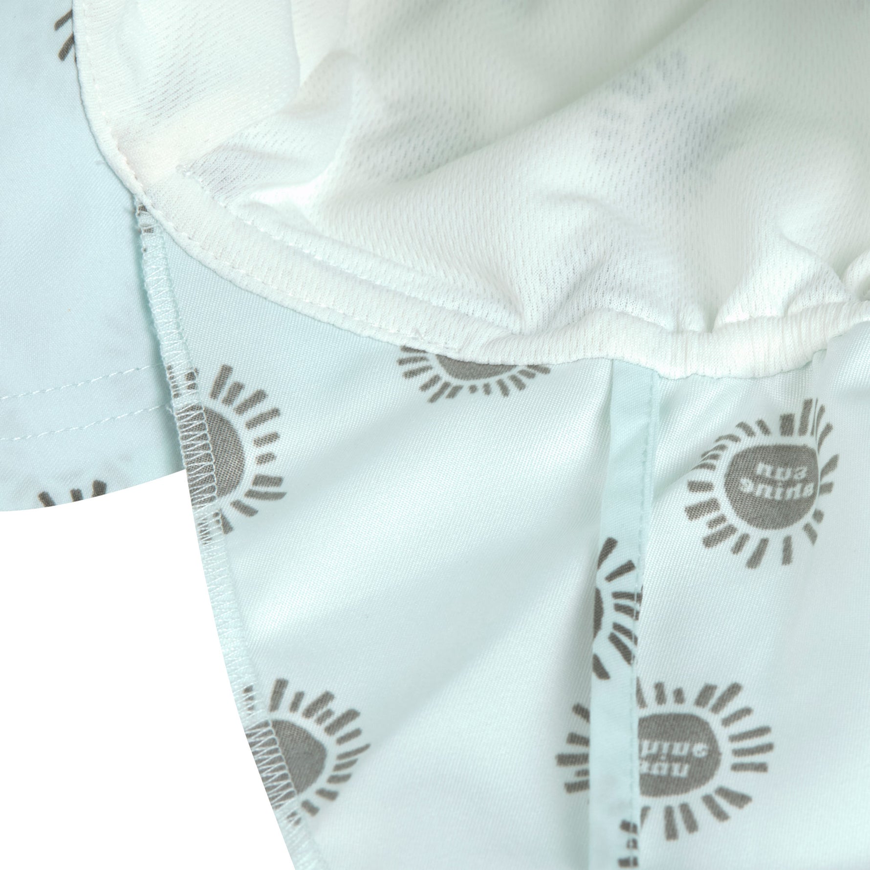 Der mintgrüne Sonnenhut mit extra langem Nackenschutz und UV-Schutz 80 schützt den Kopf, Nacken und die Augen von Babys und Kleinkindern. Das niedliche Sunshine Design und das schnelltrocknende Obermaterial sorgen für unbeschwerte Sommertage.