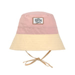 Der schlichte Kinder Fischerhut in Gelb Rosa schützt dank UV-Schutz 80 den Kopf, Nacken und die Augen von Babys und Kleinkindern. Sein schnelltrocknendes Obermaterial und das elastische Band am Hinterkopf sorgen für hohen Tragekomfort.