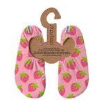 Dank seiner griffigen Antirutsch-Sohle bietet Slipstop Sicherheit auf nassen und rutschigen Böden.
&nbsp;
- Schuhe mit Antirutsch-Sohle für viele Nutzungsbereiche geeignet.
- Schutz vor heissem Sand am Strand, Insekten, Bienen, Bakterien und Keimen
- leicht, flexibel und bequem
- einfach an- und auszuziehen wie eine Socke
- aus atmungsaktivem und schnell trocknendem Stoff
- ohne gefährliche Weichmacher und Klebstoffe
- Sonnenschutzfaktor 50+
- viele farbenfrohe und fröhliche Motive für das ganze Jahr
- idea