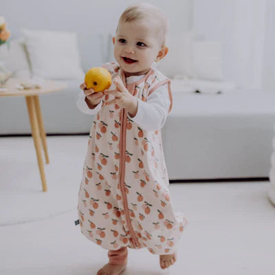 Der Schlafsack aus 100% Bio-Baumwolle mit 0.5 TOG hält Dein Baby warm, leicht und atmungsaktiv. Er bietet maximale Bewegungsfreiheit und sorgt für sicheren Schlaf, da das Gesicht frei bleibt und der Schlafsack nicht verrutschen kann. Der Komfort-Reißverschluss schützt das Kinn, während weiche Abschlüsse am Hals und den Armen für angenehmes Tragegefühl sorgen. Ideal für ruhige Nächte und entspanntes Träumen.