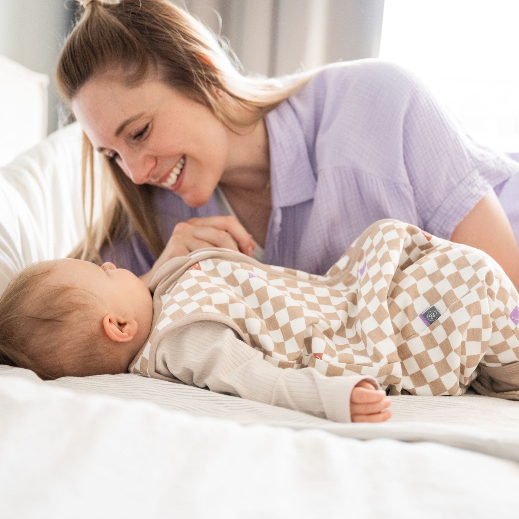 Dieser Schlafsack aus 100% Bio-Baumwolle von Emma &amp; &nbsp;Noah verwöhnt die zarte Babyhaut und bietet viel Bewegungsfreiheit – ob Tag oder Nacht. Mit einem TOG-Wert von 1.0 ist er perfekt für gemütliche 18 bis 24 °C und sorgt dafür, dass Dein kleiner Schatz warm und sicher schläft, ohne sich freizutreten. Der praktische Reißverschluss macht das An- und Ausziehen kinderleicht, während die erstklassige Verarbeitung für lange Freude sorgt. Entdecke geborgenen Schlaf mit einem Hauch von Abenteuer!