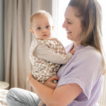 Dieser Schlafsack aus 100% Bio-Baumwolle von Emma &amp; &nbsp;Noah verwöhnt die zarte Babyhaut und bietet viel Bewegungsfreiheit – ob Tag oder Nacht. Mit einem TOG-Wert von 1.0 ist er perfekt für gemütliche 18 bis 24 °C und sorgt dafür, dass Dein kleiner Schatz warm und sicher schläft, ohne sich freizutreten. Der praktische Reißverschluss macht das An- und Ausziehen kinderleicht, während die erstklassige Verarbeitung für lange Freude sorgt. Entdecke geborgenen Schlaf mit einem Hauch von Abenteuer!