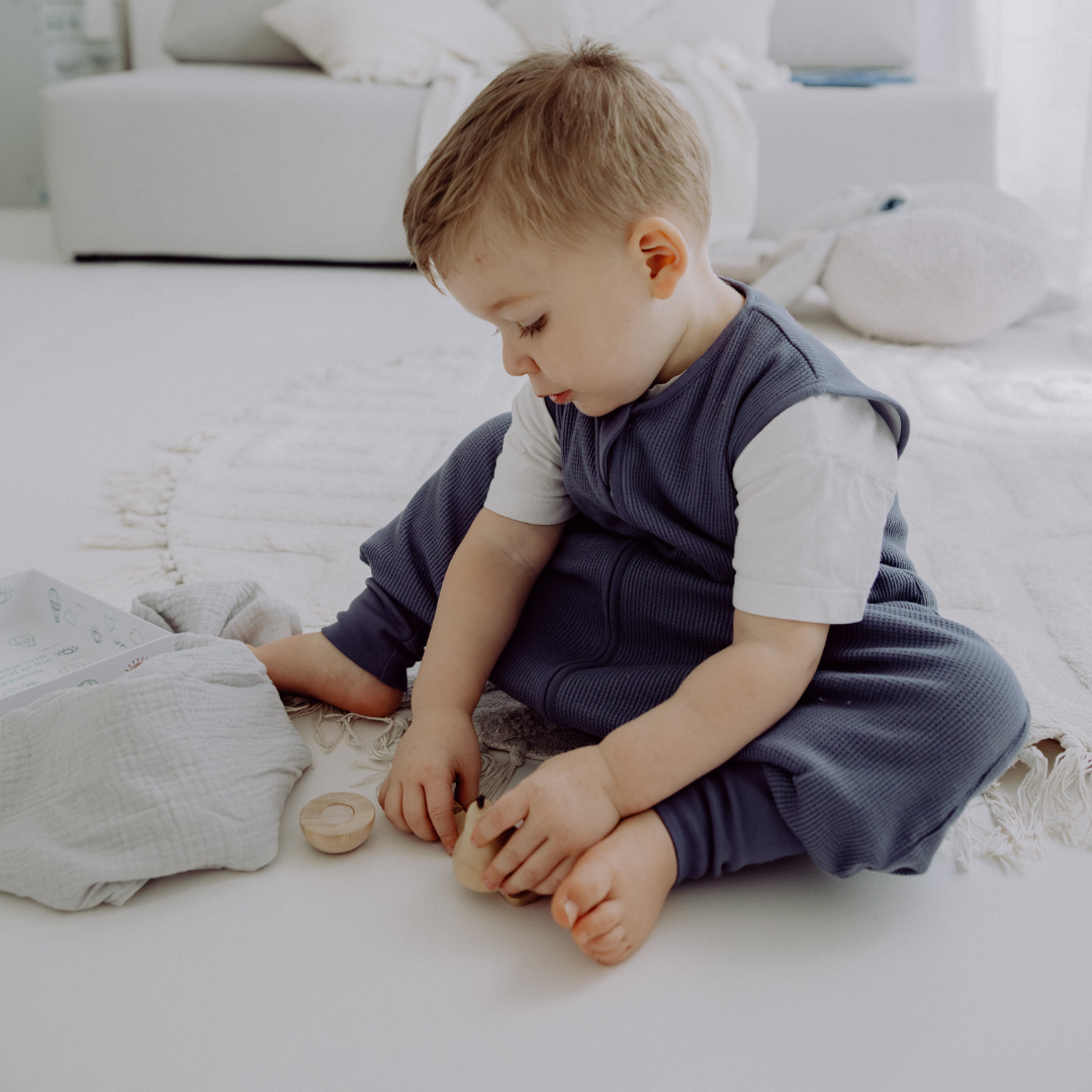 Der Schlafsack aus weicher Bio-Baumwolle (Mini-Piqué) von Emma &amp; Noah schützt die zarte Babyhaut und bietet viel Bewegungsfreiheit. Mit TOG 1.0 hält er bei 18–24 °C kuschelig warm. Sicher eingepackt, kann Dein Baby entspannt schlafen. Der praktische Reißverschluss macht das Anziehen kinderleicht, und die hochwertige Verarbeitung sorgt für lange Freude!