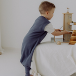 Der Schlafsack aus weicher Bio-Baumwolle (Mini-Piqué) von Emma &amp; Noah schützt die zarte Babyhaut und bietet viel Bewegungsfreiheit. Mit TOG 1.0 hält er bei 18–24 °C kuschelig warm. Sicher eingepackt, kann Dein Baby entspannt schlafen. Der praktische Reißverschluss macht das Anziehen kinderleicht, und die hochwertige Verarbeitung sorgt für lange Freude!