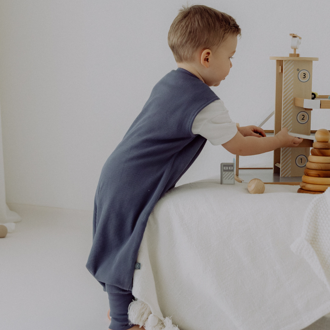 Der Schlafsack aus weicher Bio-Baumwolle (Mini-Piqué) von Emma &amp; Noah schützt die zarte Babyhaut und bietet viel Bewegungsfreiheit. Mit TOG 1.0 hält er bei 18–24 °C kuschelig warm. Sicher eingepackt, kann Dein Baby entspannt schlafen. Der praktische Reißverschluss macht das Anziehen kinderleicht, und die hochwertige Verarbeitung sorgt für lange Freude!