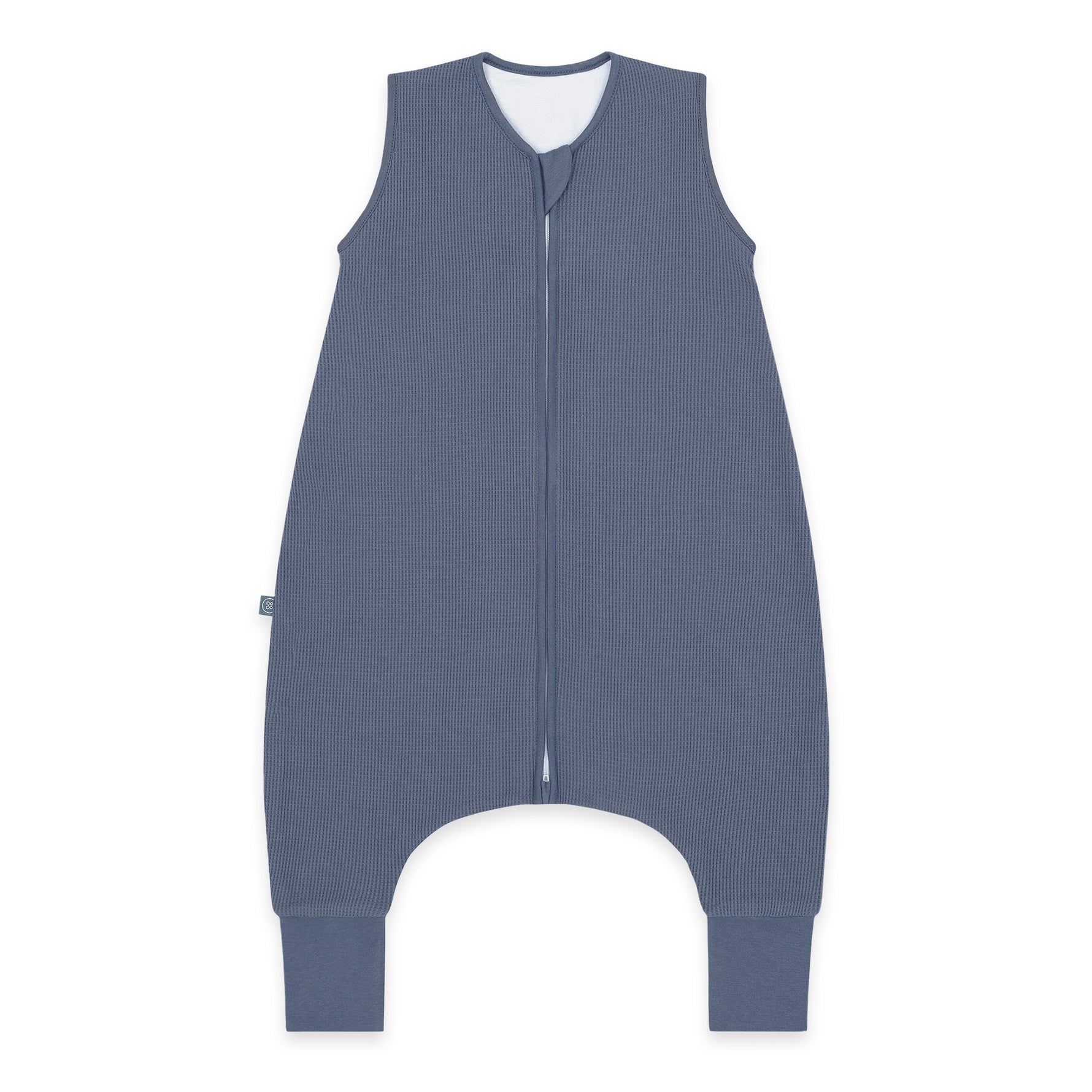 Der Schlafsack aus weicher Bio-Baumwolle (Mini-Piqué) von Emma &amp; Noah schützt die zarte Babyhaut und bietet viel Bewegungsfreiheit. Mit TOG 1.0 hält er bei 18–24 °C kuschelig warm. Sicher eingepackt, kann Dein Baby entspannt schlafen. Der praktische Reißverschluss macht das Anziehen kinderleicht, und die hochwertige Verarbeitung sorgt für lange Freude!