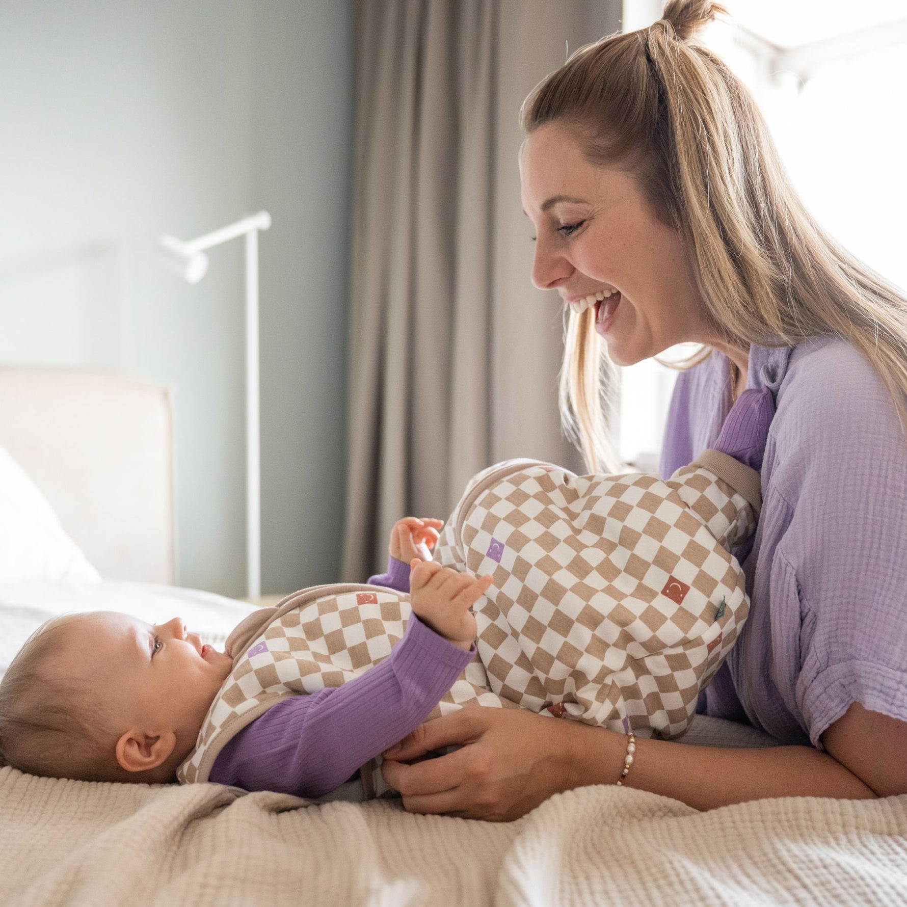Aus weicher Bio-Baumwolle gefertigt, um die zarte Haut Deines Babys zu verwöhnen. Mit leichter Fütterung sorgt dieser Schlafsack von Emma &amp; Noah für gemütliche Wärme, während die Füßchen für ungestörte Bewegungsfreiheit sorgen – tagsüber wie nachts. Ideal für kühle Nächte (2,5 TOG) bei Raumtemperaturen von 16°C bis 20°C. Dein kleiner Schatz bleibt sicher eingekuschelt, ohne sich zu befreien. Der praktische Reißverschluss macht das An- und Ausziehen zum Kinderspiel, und die erstklassige Verarbeitung gara