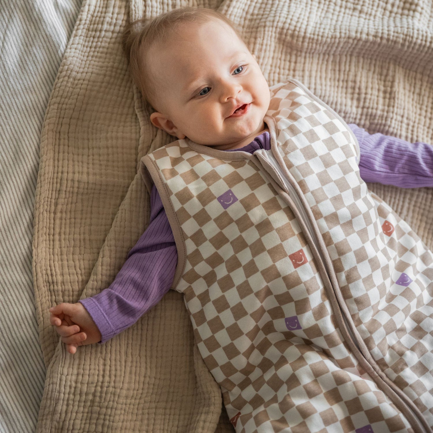 Aus weicher Bio-Baumwolle gefertigt, um die zarte Haut Deines Babys zu verwöhnen. Mit leichter Fütterung sorgt dieser Schlafsack von Emma &amp; Noah für gemütliche Wärme, während die Füßchen für ungestörte Bewegungsfreiheit sorgen – tagsüber wie nachts. Ideal für kühle Nächte (2,5 TOG) bei Raumtemperaturen von 16°C bis 20°C. Dein kleiner Schatz bleibt sicher eingekuschelt, ohne sich zu befreien. Der praktische Reißverschluss macht das An- und Ausziehen zum Kinderspiel, und die erstklassige Verarbeitung gara