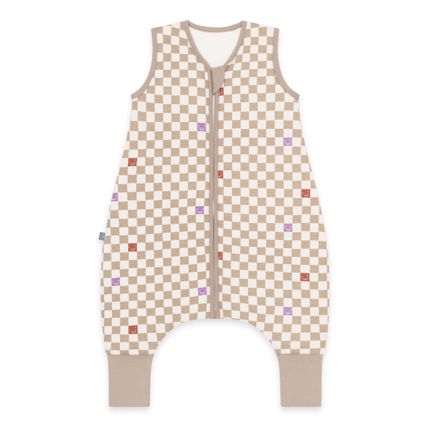 Aus weicher Bio-Baumwolle gefertigt, um die zarte Haut Deines Babys zu verwöhnen. Mit leichter Fütterung sorgt dieser Schlafsack von Emma &amp; Noah für gemütliche Wärme, während die Füßchen für ungestörte Bewegungsfreiheit sorgen – tagsüber wie nachts. Ideal für kühle Nächte (2,5 TOG) bei Raumtemperaturen von 16°C bis 20°C. Dein kleiner Schatz bleibt sicher eingekuschelt, ohne sich zu befreien. Der praktische Reißverschluss macht das An- und Ausziehen zum Kinderspiel, und die erstklassige Verarbeitung gara