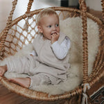 Dieser Schlafsack aus Bio-Baumwolle hält Dein Baby bei kühlen Temperaturen warm und bequem. Die leichte Fütterung sorgt für angenehme Wärme, während der Reißverschluss und die Umschlag-Füße einfache Handhabung und zusätzlichen Schutz bieten. Perfekt für sichere Nächte bei 16–20 °C.