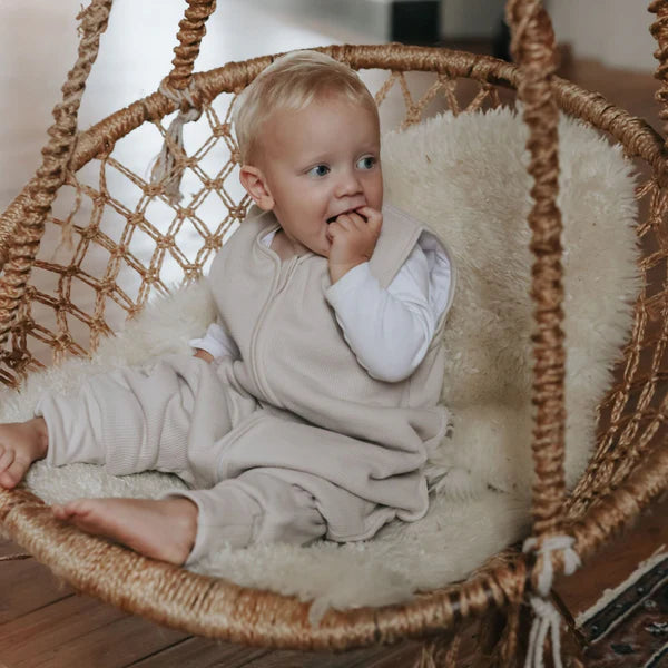 Dieser Schlafsack aus Bio-Baumwolle hält Dein Baby bei kühlen Temperaturen warm und bequem. Die leichte Fütterung sorgt für angenehme Wärme, während der Reißverschluss und die Umschlag-Füße einfache Handhabung und zusätzlichen Schutz bieten. Perfekt für sichere Nächte bei 16–20 °C.