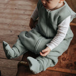 Der Schlafsack aus Bio-Baumwolle (Mini-Piqué) hält Dein Baby dank leichter Fütterung und Umschlag-Füßen warm. Mit TOG 2.5 eignet er sich für 16–20 °C und sorgt für sicheren, geborgenen Schlaf bei optimaler Bewegungsfreiheit. Der praktische Reißverschluss erleichtert das An- und Ausziehen.