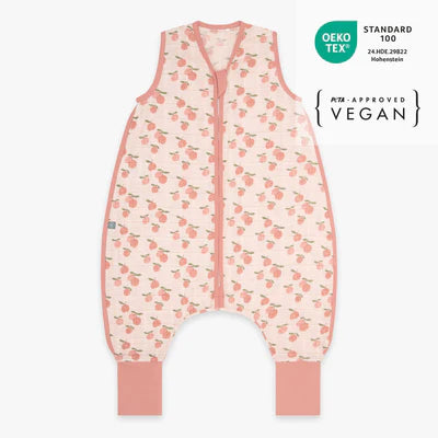 Der Schlafsack aus 100% Bio-Baumwolle mit 0.5 TOG hält Dein Baby warm, leicht und atmungsaktiv. Er bietet maximale Bewegungsfreiheit und sorgt für sicheren Schlaf, da das Gesicht frei bleibt und der Schlafsack nicht verrutschen kann. Der Komfort-Reißverschluss schützt das Kinn, während weiche Abschlüsse am Hals und den Armen für angenehmes Tragegefühl sorgen. Ideal für ruhige Nächte und entspanntes Träumen.