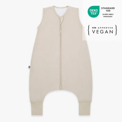 Der Schlafsack aus 100% Bio-Baumwolle mit 1.0 TOG hält Dein Baby warm, leicht und atmungsaktiv. Er bietet maximale Bewegungsfreiheit und sorgt für sicheren Schlaf, da das Gesicht frei bleibt und der Schlafsack nicht verrutschen kann. Der Komfort-Reißverschluss schützt das Kinn, während weiche Abschlüsse am Hals und den Armen für angenehmes Tragegefühl sorgen. Ideal für ruhige Nächte und entspanntes Träumen.