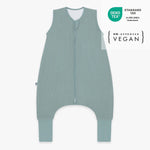 Der Schlafsack aus Bio-Baumwolle (Mini-Piqué) hält Dein Baby dank leichter Fütterung und Umschlag-Füßen warm. Mit TOG 2.5 eignet er sich für 16–20 °C und sorgt für sicheren, geborgenen Schlaf bei optimaler Bewegungsfreiheit. Der praktische Reißverschluss erleichtert das An- und Ausziehen.