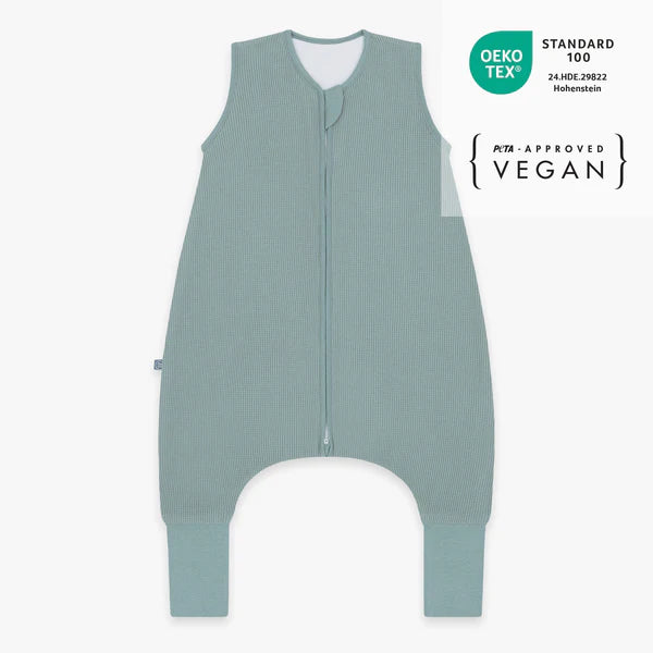 Der Schlafsack aus Bio-Baumwolle (Mini-Piqué) hält Dein Baby dank leichter Fütterung und Umschlag-Füßen warm. Mit TOG 2.5 eignet er sich für 16–20 °C und sorgt für sicheren, geborgenen Schlaf bei optimaler Bewegungsfreiheit. Der praktische Reißverschluss erleichtert das An- und Ausziehen.