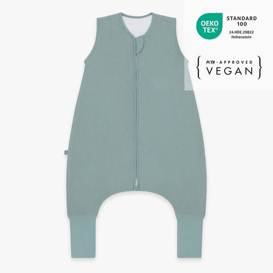 Der Schlafsack aus Bio-Baumwolle (Mini-Piqué) hält Dein Baby dank leichter Fütterung und Umschlag-Füßen warm. Mit TOG 2.5 eignet er sich für 16–20 °C und sorgt für sicheren, geborgenen Schlaf bei optimaler Bewegungsfreiheit. Der praktische Reißverschluss erleichtert das An- und Ausziehen.