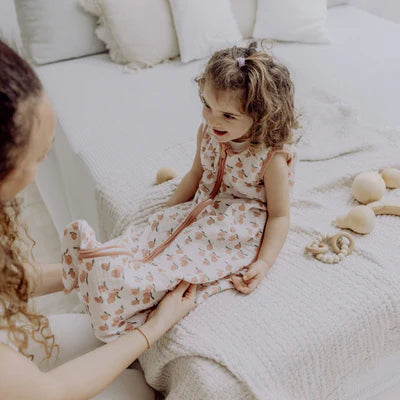 Der 1.0 TOG Musselin-Schlafsack aus 100 % Bio-Baumwolle hält Ihr Baby angenehm warm und sorgt dank seines leichten, atmungsaktiven Materials für ruhige Nächte. Mit Füßen ausgestattet, bietet er maximale Bewegungsfreiheit und verhindert, dass das Gesicht bedeckt wird, was die Sicherheit beim Schlafen erhöht. Der weiche Komfort-Reißverschluss mit Kinnschutz und der sanft eingefasste Halsausschnitt garantieren hohen Tragekomfort. Ideal für sicheren und entspannten Babyschlaf.