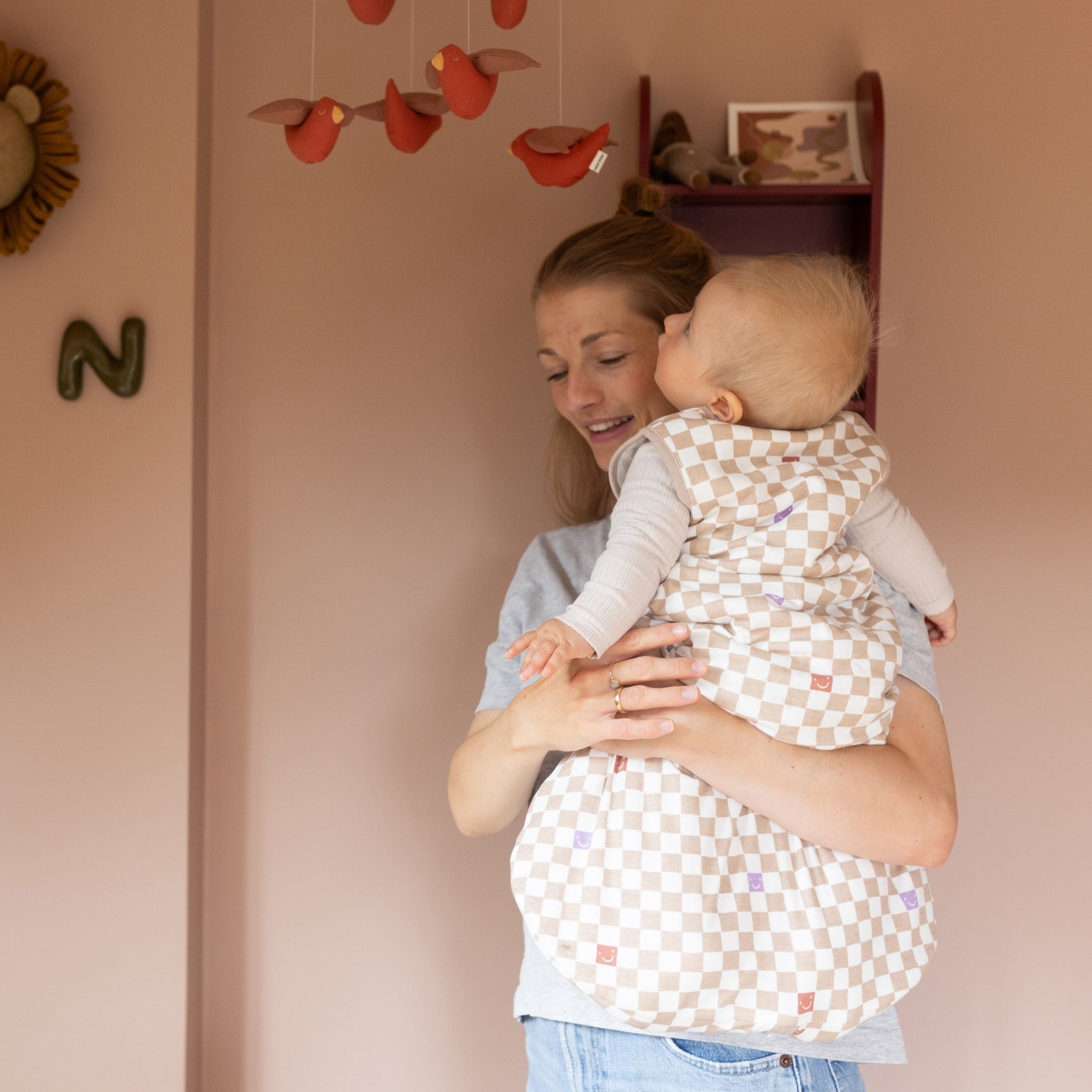 Der Kugelschlafsack von Emma &amp; Noah hat eine weiche Bio-Baumwolle und leichte Fütterung. Diese hält Dein Baby warm und kuschelig. Der praktische Reißverschluss sorgt für einfaches An- und Ausziehen. Perfekt für kühle Nächte bei 16–20°C (TOG 2.5) und viel Bewegungsfreiheit. So schläft Dein kleiner Liebling sicher und behaglich durch die Nacht!
