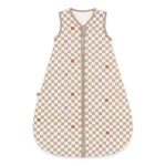 Der Kugelschlafsack von Emma &amp; Noah hat eine weiche Bio-Baumwolle und leichte Fütterung. Diese hält Dein Baby warm und kuschelig. Der praktische Reißverschluss sorgt für einfaches An- und Ausziehen. Perfekt für kühle Nächte bei 16–20°C (TOG 2.5) und viel Bewegungsfreiheit. So schläft Dein kleiner Liebling sicher und behaglich durch die Nacht!
