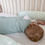 Der Kugelschlafsack von Emma &amp; Noah hat eine weiche Bio-Baumwolle und leichte Fütterung. Diese hält Dein Baby warm und kuschelig. Der praktische Reißverschluss sorgt für einfaches An- und Ausziehen. Perfekt für kühle Nächte bei 16–20°C (TOG 2.5) und viel Bewegungsfreiheit. So schläft Dein kleiner Liebling sicher und behaglich durch die Nacht!