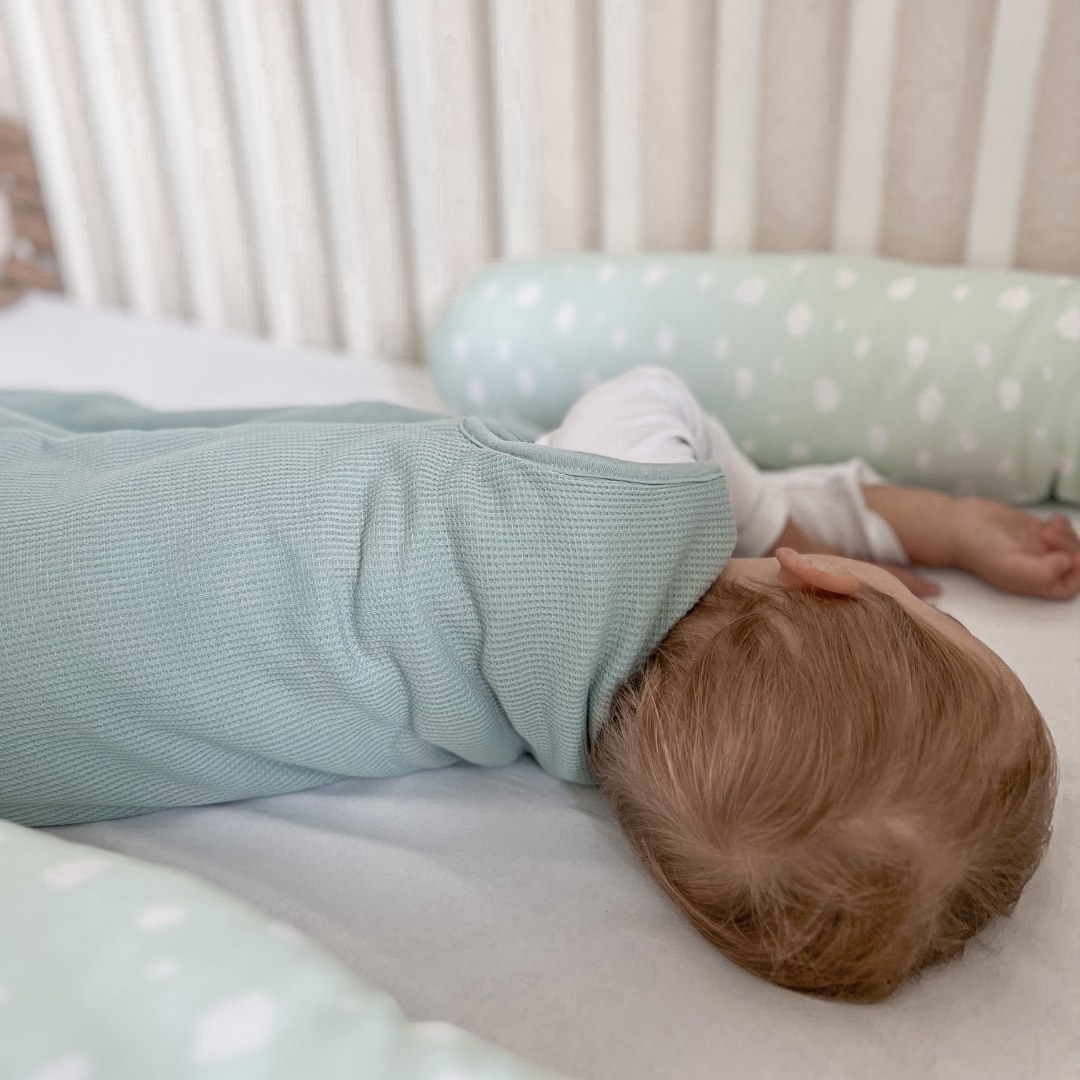 Der Kugelschlafsack von Emma &amp; Noah hat eine weiche Bio-Baumwolle und leichte Fütterung. Diese hält Dein Baby warm und kuschelig. Der praktische Reißverschluss sorgt für einfaches An- und Ausziehen. Perfekt für kühle Nächte bei 16–20°C (TOG 2.5) und viel Bewegungsfreiheit. So schläft Dein kleiner Liebling sicher und behaglich durch die Nacht!
