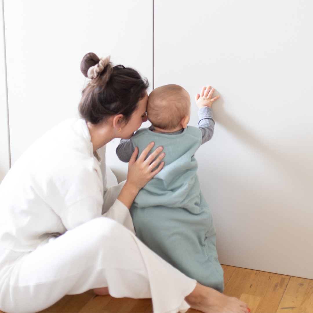 Der Kugelschlafsack von Emma &amp; Noah hat eine weiche Bio-Baumwolle und leichte Fütterung. Diese hält Dein Baby warm und kuschelig. Der praktische Reißverschluss sorgt für einfaches An- und Ausziehen. Perfekt für kühle Nächte bei 16–20°C (TOG 2.5) und viel Bewegungsfreiheit. So schläft Dein kleiner Liebling sicher und behaglich durch die Nacht!