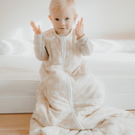 Der Kugelschlafsack von Emma &amp; Noah hat eine weiche Bio-Baumwolle und leichte Fütterung. Diese hält Dein Baby warm und kuschelig. Der praktische Reißverschluss sorgt für einfaches An- und Ausziehen. Perfekt für kühle Nächte bei 16–20°C (TOG 2.5) und viel Bewegungsfreiheit. So schläft Dein kleiner Liebling sicher und behaglich durch die Nacht!