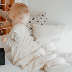 Der Kugelschlafsack von Emma &amp; Noah hat eine weiche Bio-Baumwolle und leichte Fütterung. Diese hält Dein Baby warm und kuschelig. Der praktische Reißverschluss sorgt für einfaches An- und Ausziehen. Perfekt für kühle Nächte bei 16–20°C (TOG 2.5) und viel Bewegungsfreiheit. So schläft Dein kleiner Liebling sicher und behaglich durch die Nacht!