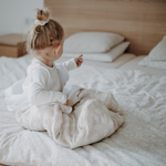 Der Kugelschlafsack von Emma &amp; Noah hat eine weiche Bio-Baumwolle und leichte Fütterung. Diese hält Dein Baby warm und kuschelig. Der praktische Reißverschluss sorgt für einfaches An- und Ausziehen. Perfekt für kühle Nächte bei 16–20°C (TOG 2.5) und viel Bewegungsfreiheit. So schläft Dein kleiner Liebling sicher und behaglich durch die Nacht!
