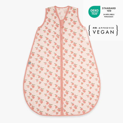 Der 1.0 TOG Musselin-Schlafsack aus 100 % Bio-Baumwolle hält Ihr Baby angenehm warm und sorgt dank seines leichten, atmungsaktiven Materials für ruhige Nächte. Mit Füßen ausgestattet, bietet er maximale Bewegungsfreiheit und verhindert, dass das Gesicht bedeckt wird, was die Sicherheit beim Schlafen erhöht. Der weiche Komfort-Reißverschluss mit Kinnschutz und der sanft eingefasste Halsausschnitt garantieren hohen Tragekomfort. Ideal für sicheren und entspannten Babyschlaf.