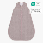 Der 0.5 TOG Musselin-Schlafsack aus 100% Bio-Baumwolle hält Dein Baby angenehm warm, ist leicht und atmungsaktiv. Er bietet maximale Bewegungsfreiheit und sorgt für sicheren Schlaf, da das Gesicht frei bleibt und der Schlafsack nicht verrutschen kann. Mit weichem Komfort-Reißverschluss und geschütztem Kinn garantiert er hohen Tragekomfort ohne Hautreizungen.