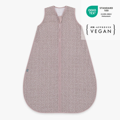 Der 0.5 TOG Musselin-Schlafsack aus 100% Bio-Baumwolle hält Dein Baby angenehm warm, ist leicht und atmungsaktiv. Er bietet maximale Bewegungsfreiheit und sorgt für sicheren Schlaf, da das Gesicht frei bleibt und der Schlafsack nicht verrutschen kann. Mit weichem Komfort-Reißverschluss und geschütztem Kinn garantiert er hohen Tragekomfort ohne Hautreizungen.