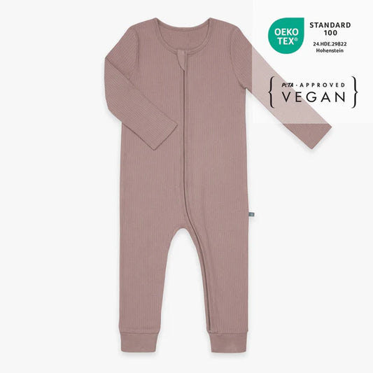 Unsere emma &amp; noah Babyschlafanzüge aus atmungsaktivem Viskose-Baumwoll-Mix sorgen für angenehmen Schlaf. Der praktische Reißverschluss mit Kinnschutz erleichtert das An- und Ausziehen sowie das Wickeln. Offene Füße fördern die Bewegungsfreiheit bei den ersten Entdeckungen.