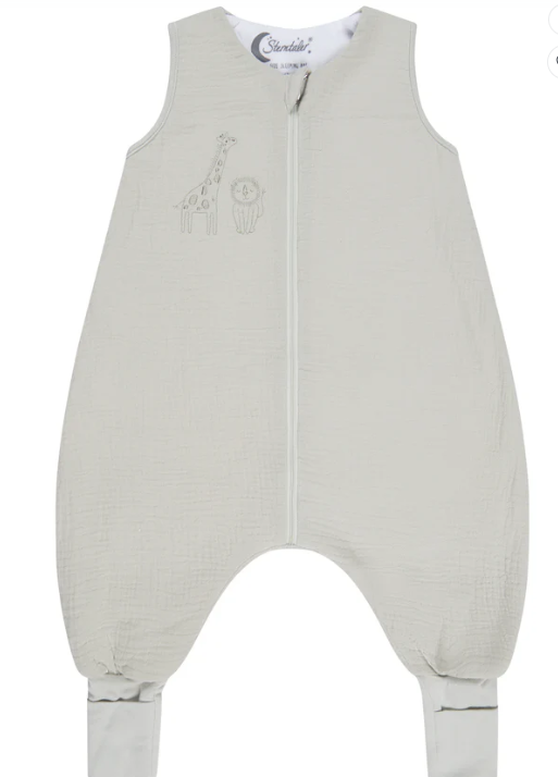 Der Schlafsack Safari mit Beinen bietet bei einem TOG-Wert von 1.0 angenehme Wärme für warme Nächte oder beheizte Räume. Die integrierten Fußstulpen ermöglichen flexible Nutzung, während der Zwei-Wege-Reißverschluss das An- und Ausziehen erleichtert. Das weiche Musselin mit Feinfrottee-Futter sorgt für Komfort auf der Haut. Waschbar und pflegeleicht, garantiert er Bewegungsfreiheit und erholsamen Schlaf.