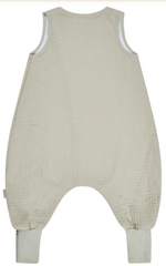 Der Schlafsack mit Beinen Safari bietet mit 1.0 TOG angenehme Wärme für warme Nächte. Die integrierten Fußstulpen schützen die Füße bei Bedarf, während der Zwei-Wege-Reißverschluss das An- und Ausziehen erleichtert. Hergestellt aus luftiger Musselin-Baumwolle mit weichem Feinfrottee-Futter, sorgt er für Komfort und Bewegungsfreiheit. Waschbar für einfache Reinigung.