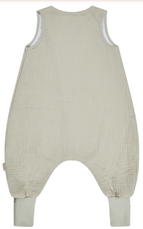 Der Schlafsack mit Beinen Safari bietet mit 1.0 TOG angenehme Wärme für warme Nächte. Die integrierten Fußstulpen schützen die Füße bei Bedarf, während der Zwei-Wege-Reißverschluss das An- und Ausziehen erleichtert. Hergestellt aus luftiger Musselin-Baumwolle mit weichem Feinfrottee-Futter, sorgt er für Komfort und Bewegungsfreiheit. Waschbar für einfache Reinigung.