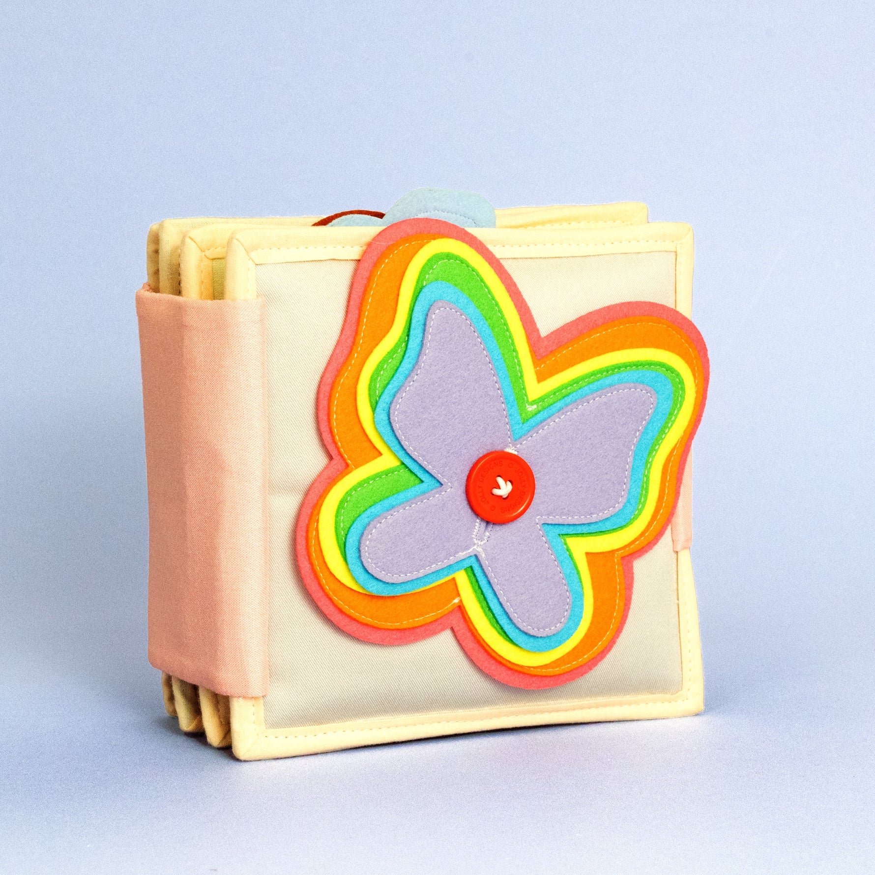 uf 6 farbenfrohen Seiten fordert unser flatternder Schmetterling - Quiet Book dein Kind auf seine Fantasie zu entfalten und motorische Fähigkeiten herauszufordern. Die weichen, spannenden Seiten sind perfekt für alle Kinder ab 18 Monaten.