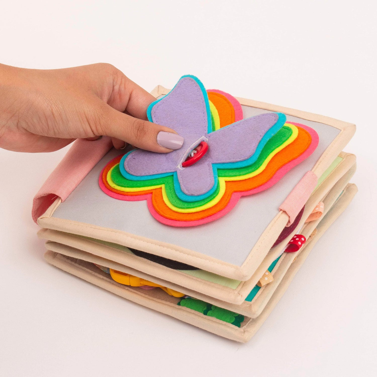 uf 6 farbenfrohen Seiten fordert unser flatternder Schmetterling - Quiet Book dein Kind auf seine Fantasie zu entfalten und motorische Fähigkeiten herauszufordern. Die weichen, spannenden Seiten sind perfekt für alle Kinder ab 18 Monaten.
