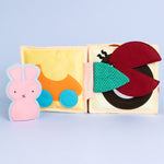 uf 6 farbenfrohen Seiten fordert unser flatternder Schmetterling - Quiet Book dein Kind auf seine Fantasie zu entfalten und motorische Fähigkeiten herauszufordern. Die weichen, spannenden Seiten sind perfekt für alle Kinder ab 18 Monaten.