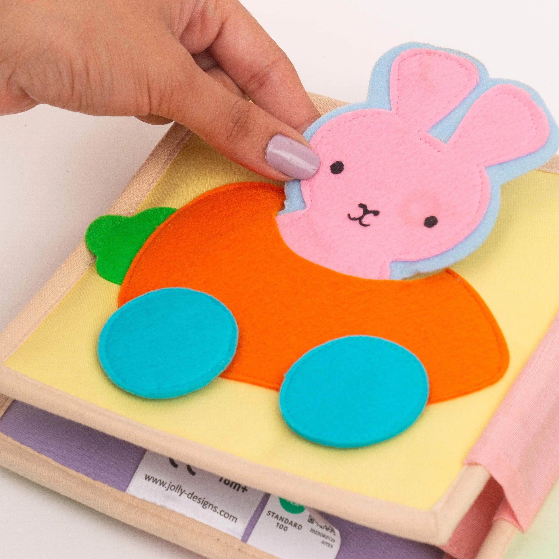 uf 6 farbenfrohen Seiten fordert unser flatternder Schmetterling - Quiet Book dein Kind auf seine Fantasie zu entfalten und motorische Fähigkeiten herauszufordern. Die weichen, spannenden Seiten sind perfekt für alle Kinder ab 18 Monaten.
