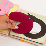 suf 6 farbenfrohen Seiten fordert unser flatternder Schmetterling - Quiet Book dein Kind auf seine Fantasie zu entfalten und motorische Fähigkeiten herauszufordern. Die weichen, spannenden Seiten sind perfekt für alle Kinder ab 18 Monaten.